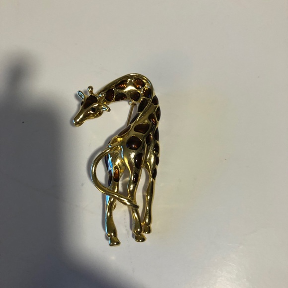 Signed Ciner Rhinestone Giraffe Figural Brooch. For Sale at  Giraffe 🦒 Sterling Silver enamel marked Brooch pin